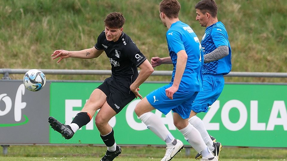 Genau Maß nehmen: Kissings Guliano Stark (in Schwarz) macht bei seiner Flanke gegen Auerbach-Streitheim vor, was Teamkollege Jascha Goelitzer beim entscheidenden Tor zum 1:0 nachmacht.