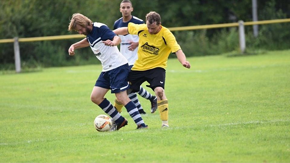 Steven Kosch (links) feiert mit der FSG Geiß-Nidda/Borsdorf/Ober-Widdersheim einen 3:2-Heimsieg gegen die Spvgg. Hartmannshain/Herchenhain/Burkhards, hier mit Pierre Winter.	Foto: erg