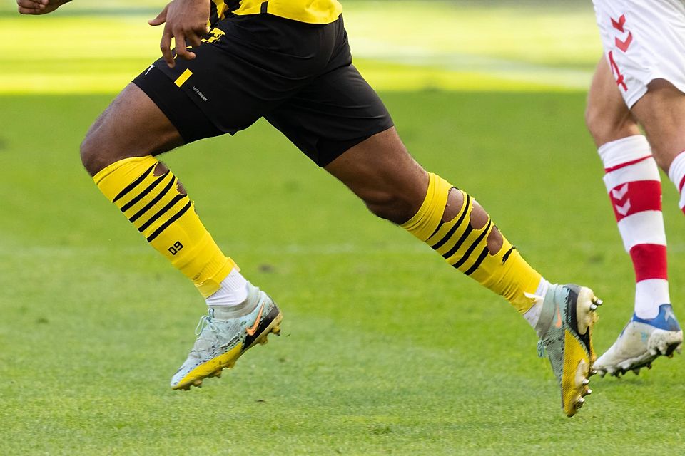 Löcher gegen Krämpfe: Am 8. Spieltag lief Karim Adeyemi in Köln mit zerschnittenen Stutzen auf.