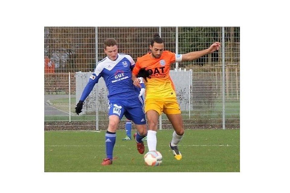 Duell auf Augenhöhe: Der FC Rastede (in blau) und der  SV Tur Abdin Delmenhorst (in orange)  kämpfen noch um den Klassenerhalt in der Bezirksliga. Lars Puchler