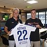 MSV-Geschäftsführer Sport Ralf Heskamp und Neuzugang Tim Köther.