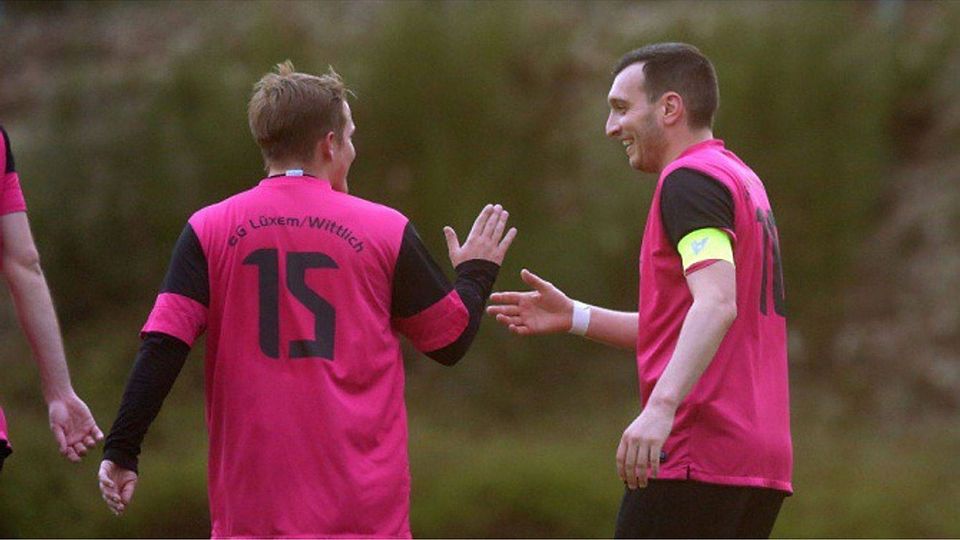 Freuen sich gemeinsam über den 4:0-Erfolg gegen Thalfang: Wittlichs Kapitän Nico Hubo (rechts) und Benny Sorge. Fotos: Schwarz