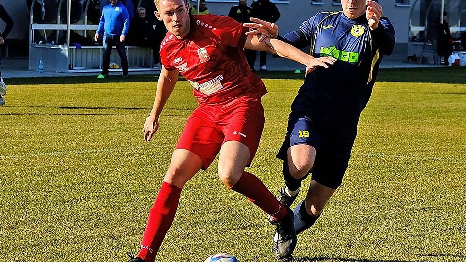 Jannis Zimmermann (rotes Trikot) verstärkt ab Sommer den 1. FC Eichsfeld.