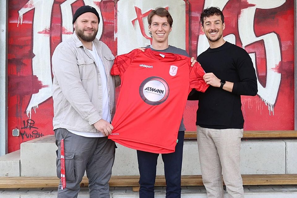 Er bleibt für ein weiteres Jahr: Nikolaus Grotz (Mitte) mit Abteilungsleiter Jonas Hoffmann (links) und Maximilian Mayer (Sportlicher Leiter).