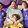 Willkommen daheim: Zusammen mit seinem Sohn Jordan freut sich Sportlicher Leiter Matthias Dasch (M.) über die Rückkehr von Lukas Bauer (l.) und Florian Donig.