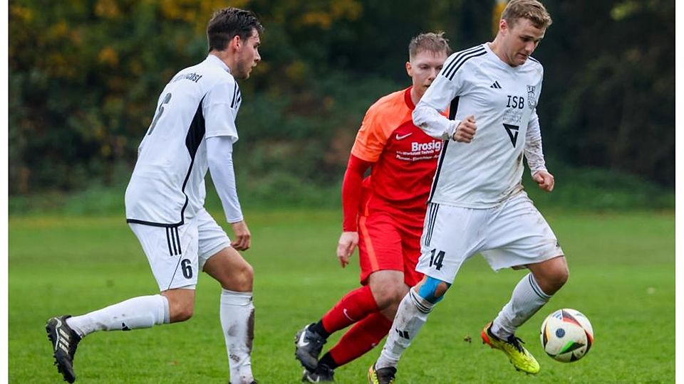 Der TSV Höchst (am Ball Jannik Fornoff; links Patrick Kepper) überwintert zwar auf Platz eins der Kreisoberliga Dieburg/Odenwald, kam zum Jahresabschluss bei der TS Ober-Roden II aber über ein Unentschieden nicht hinaus. 	Foto: Guido Schiek