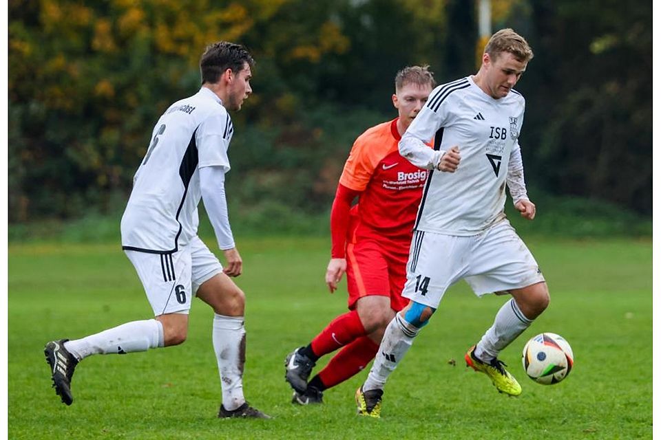 Der TSV Höchst (am Ball Jannik Fornoff; links Patrick Kepper) überwintert zwar auf Platz eins der Kreisoberliga Dieburg/Odenwald, kam zum Jahresabschluss bei der TS Ober-Roden II aber über ein Unentschieden nicht hinaus. Foto: Guido Schiek Der TSV Höchst (am Ball Jannik Fornoff; links Patrick Kepper) überwintert zwar auf Platz eins der Kreisoberliga Dieburg/Odenwald, kam zum Jahresabschluss bei der TS Ober-Roden II aber über ein Unentschieden nicht hinaus. Foto: Guido Schiek