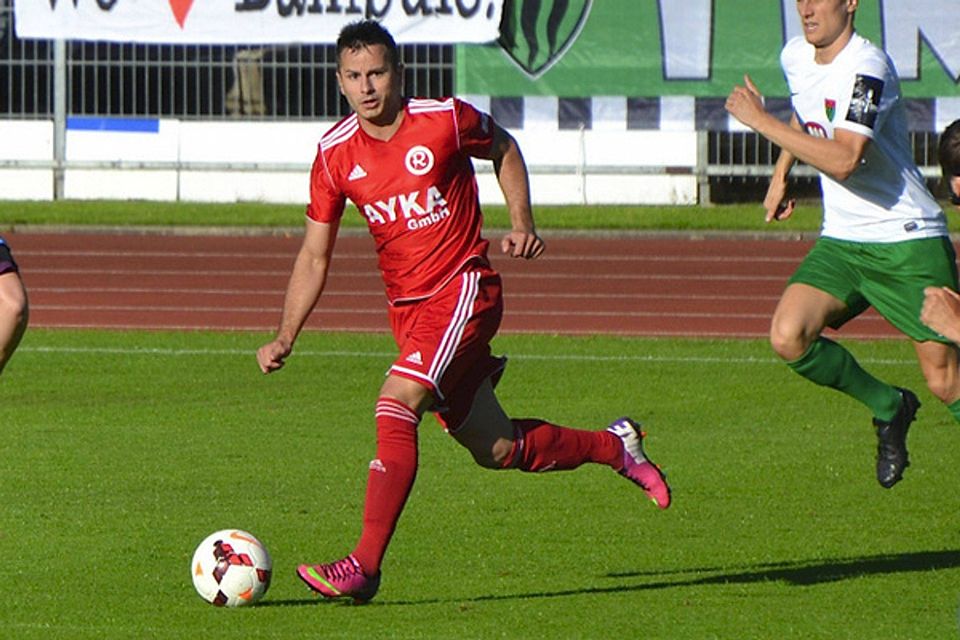 Danijel Majdancevic (am Ball) bleibt der Regionalliga Bayern erhalten und wirbelt künftig für den SV Heimstetten. F: Weigand