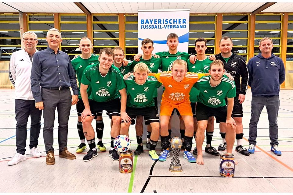 So seh'n Sieger aus: Die Kicker der SpVgg Ruhmannsfelden nehmen den Pokal in ihre Mitte. Auch Landrat Dr. Ronny Raith (2.v.l.) gratuliert der Kilger-Truppe. Rechts: TSV-Regen-Spartenleiter Andreas Greil.