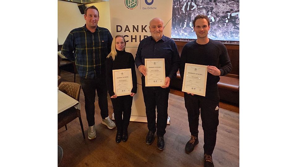 „Danke Schiri“: Stefan Werner, Vorsitzender der Sinsheimer Schiedsrichter-Vereinigung (links), freut sich über seine ausgezeichneten Unparteiischen Natalie Engelhart, Erich Lindenthal und Felix Arnold. 