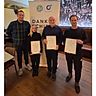 „Danke Schiri“: Stefan Werner, Vorsitzender der Sinsheimer Schiedsrichter-Vereinigung (links), freut sich über seine ausgezeichneten Unparteiischen Natalie Engelhart, Erich Lindenthal und Felix Arnold. 
