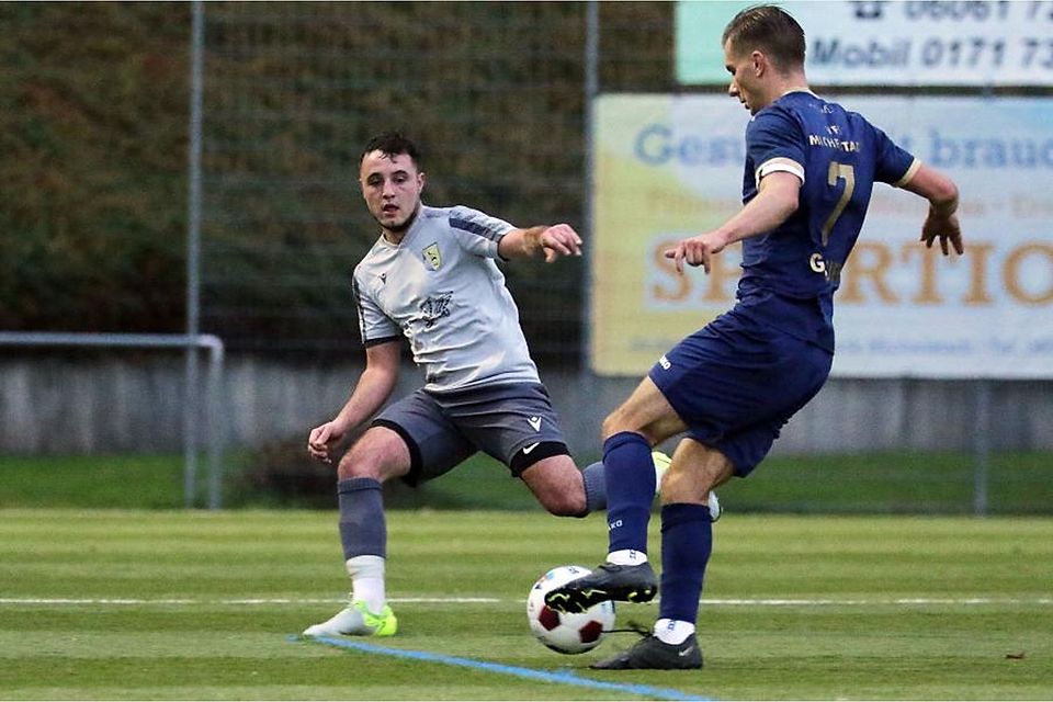 Marvin Schneider (links) vom SV Gammelsbach, hier im Duell mit Michelstadts Oliver Gebauer, ist mit acht Treffern eine der Stützen der Freiensteiner.	Foto: Herbert Krämer