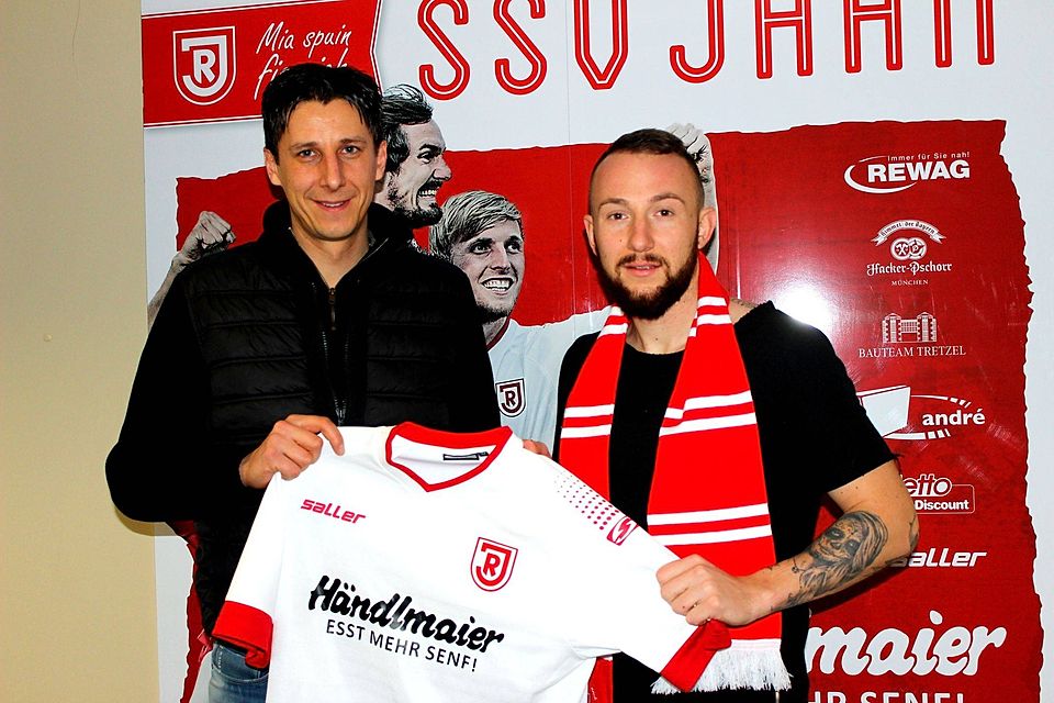 Marvin Knoll (rechts bei der Vorstellung mit Jahn-Sportchef Christian Keller) läuft ab sofort für den SSV Jahn Regensburg auf. Foto: SSV Jahn