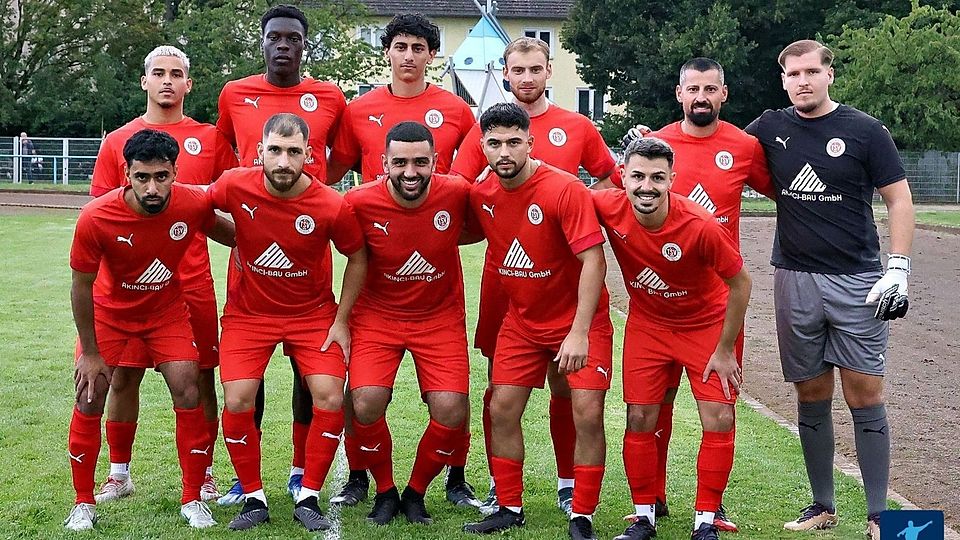Wenn sie so weitersiegen, machen sie ihre Teamfotos bald in der Hessenliga: Der Türkische SV Wiesbaden ist kaum zu stoppen, siegte auch in Limburg mit 3:2.