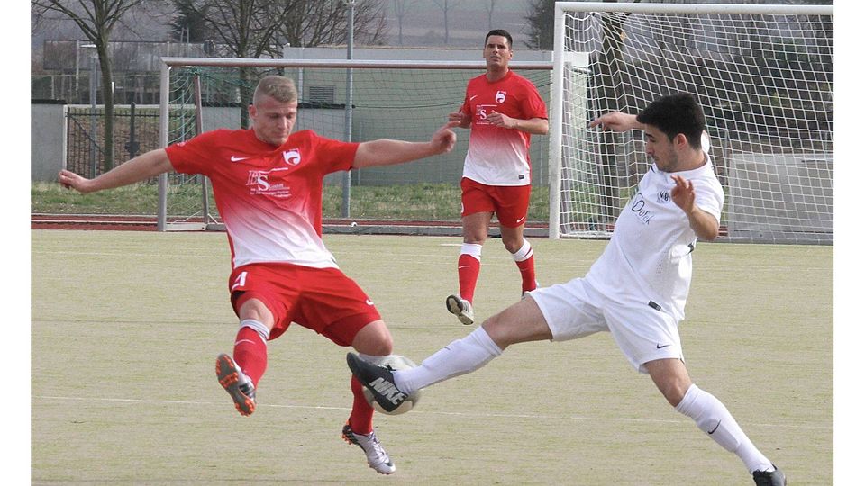 Hechtsheims Kevin Frey kämpft mit dem Bodenheimer Antonio Serratore um den Ball.   Foto: hbz/Jörg Henkel