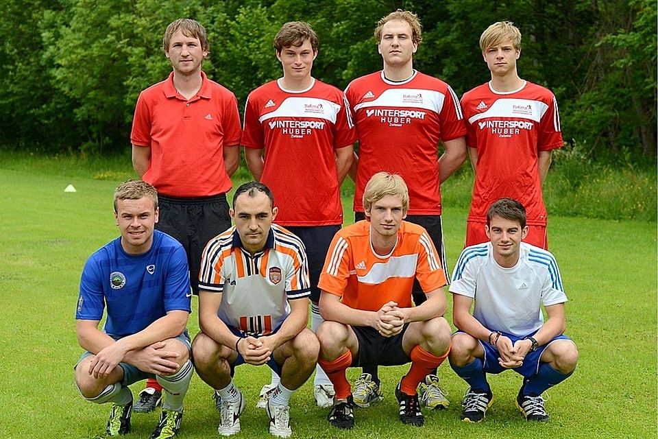Die Neuzugänge des SC Zwiesel mit Trainer Thomas Seidl (hinten li.)   Foto: Harald Deubert