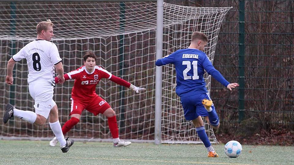 Der Ball zappelt gleich zum 1-0 im Tornetz durch Louis Schütt (SpVg Eidertal Molfsee). Links Mats-Oke Callsen (TSV Friedrichsberg).