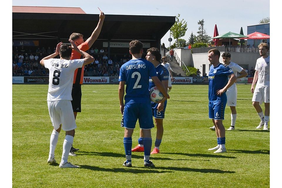 Ungläubig blicken Samuel Kronthaler (Nr. 8) und Rafael Jorge (15) zum Schiedsrichter und können ihre Platzverweise nicht verstehen. Lucas Seeholzer, Philipp Maiberger, Pedro Flores und Ajdin Nienhaus (v.l.) reagieren auch überrascht.