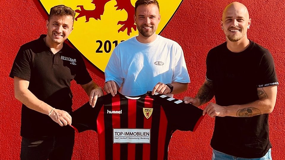 Von links: Dennis Carmelini (2. Vorstand des FSV), Neuzugang Dimitri Suworow und FSV-Sportchef Julian Jäger | Foto: FSV Rheinfelden