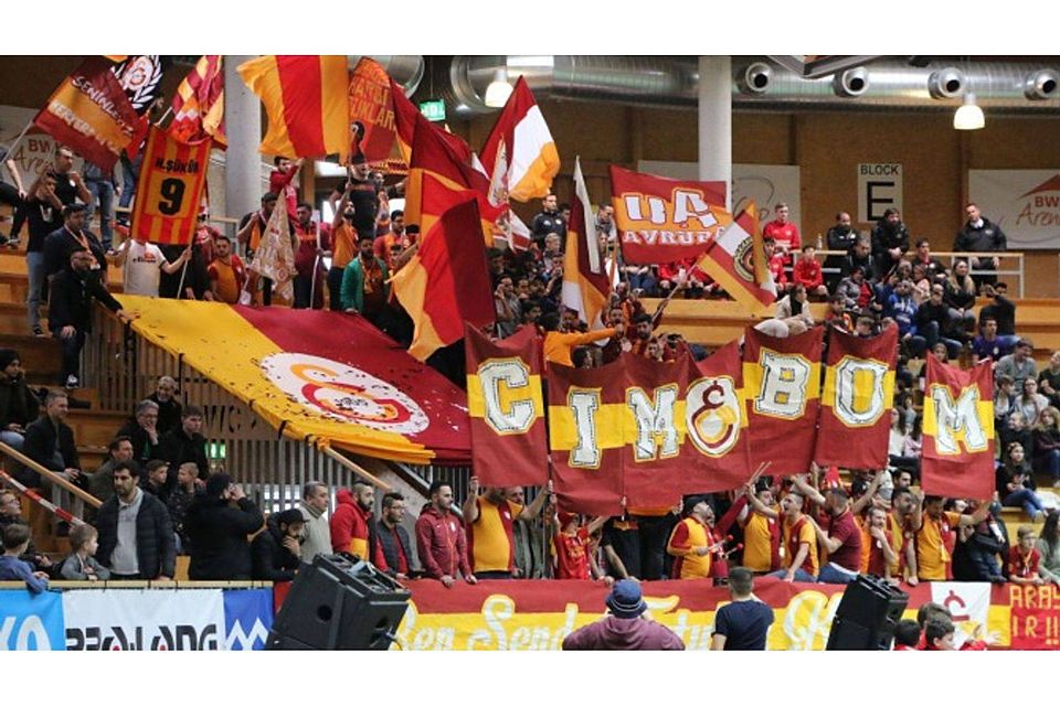 Die Fans von Galatasaray Istanbul sorgen mit ihren Fahnen und Fangesängen für Stadionatmosphäre in der Arena. Foto: Ralf Mangold