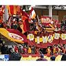 Die Fans von Galatasaray Istanbul sorgen mit ihren Fahnen und Fangesängen für Stadionatmosphäre in der Arena. Foto: Ralf Mangold