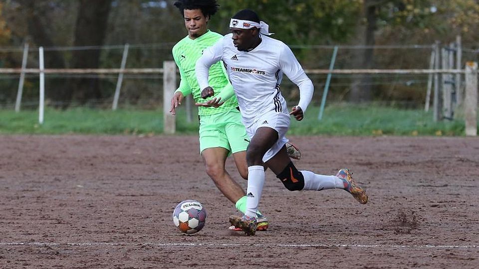 Dynamisches Laufduell: Fürfelds Gabriel Daniel (rechts) wird vom Guldenbachtaler Manuel Klein verfolgt, hat auch mit seinem Team das bessere Ende für sich.	Foto: Edgar Daudistel