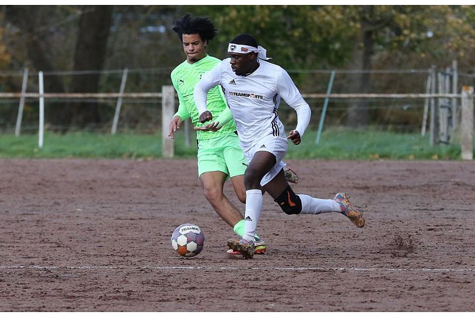 Dynamisches Laufduell: Fürfelds Gabriel Daniel (rechts) wird vom Guldenbachtaler Manuel Klein verfolgt, hat auch mit seinem Team das bessere Ende für sich.	Foto: Edgar Daudistel
