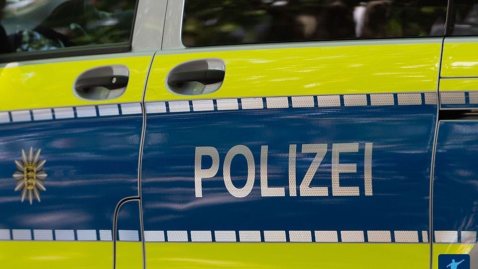 Immer wieder muss die Polizei zu den Fußballplätzen der Region ausrücken.