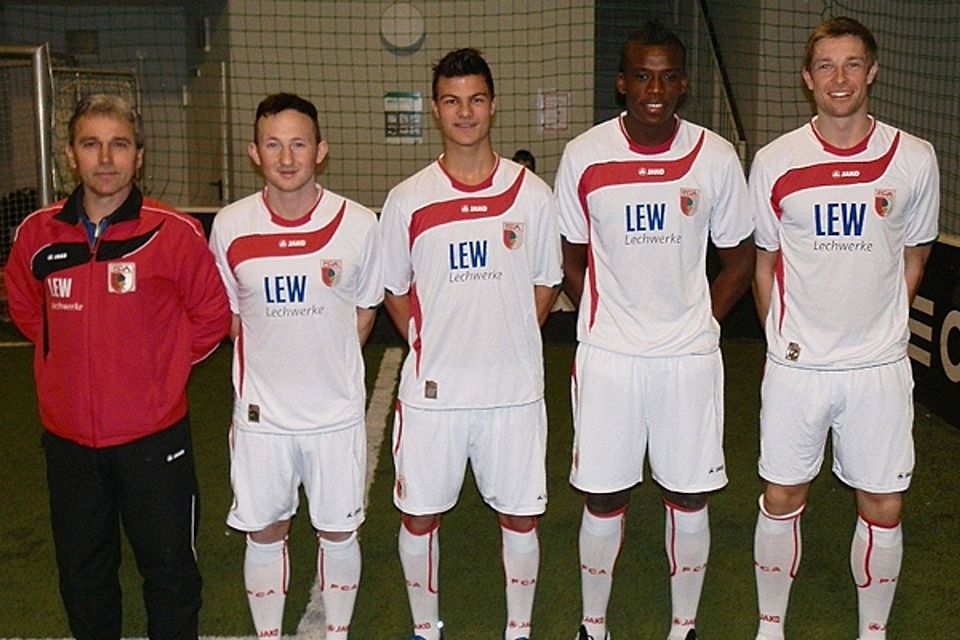 Die Neuzugänge des FC Augsburg II nach Größe sortiert (v.li. n. re. - mit Trainer Roland Bahl): Rudolf Kine, Simon Hille, Marwane Gobitaka und Michael Bock. F: Muth Die Neuzugänge des FC Augsburg II nach Größe sortiert (v.li. n. re. - mit Trainer Roland Bahl): Rudolf Kine, Simon Hille, Marwane Gobitaka und Michael Bock. F: Muth