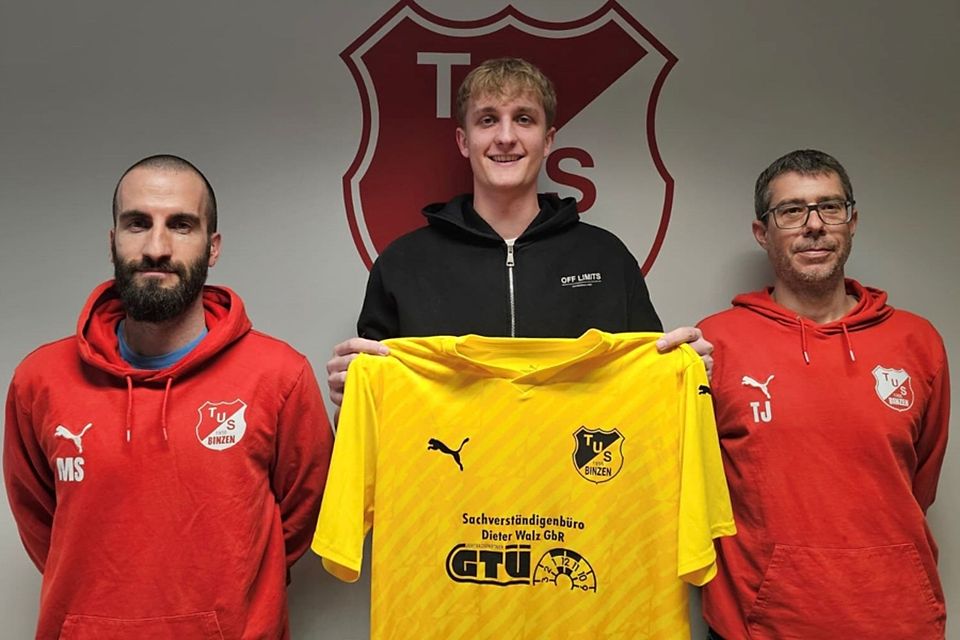 Von links: Trainer Manuel Schwarz, Neuzugang Philipp Bischof und Sportchef Tobias Jehle | Foto: TuS Binzen
