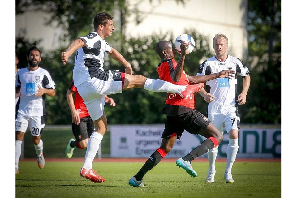 Neuzugang Florian Krebs (vorne), hier gegen Rennes, hat sich auf Anhieb als Abwehr-Dirigent etabliert.