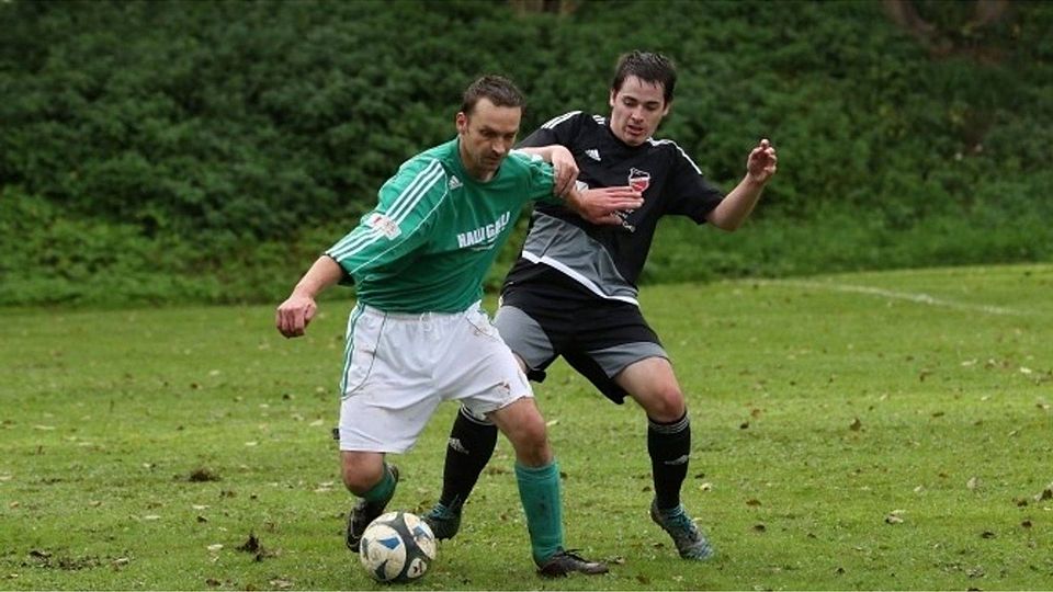 Auch hier zeigt Moritz Bach von der FSG Alsfeld/Eifa vollen Einsatz und hält Ohmes-Akteur Nico Schütz (rechts) auf Distanz.		Foto: Luca Raab