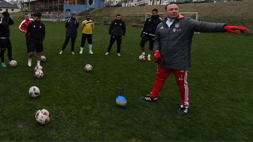 Gibt alle zwei Wochen die Anweisungen beim SV Bad Tölz: Trainer Daniel Heidemann (re.). Patrick Staar