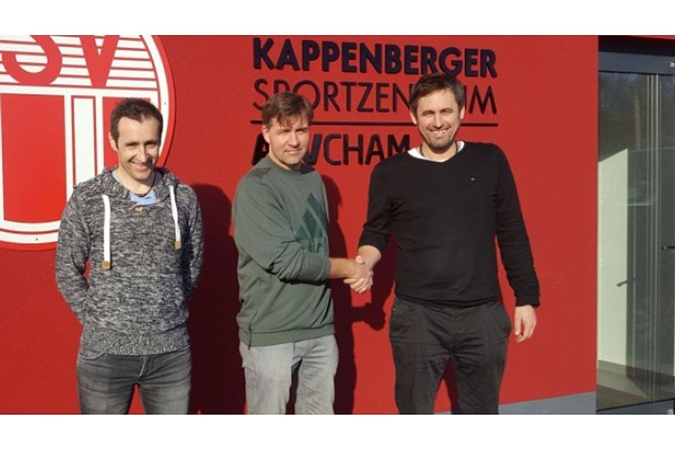 ASV-Fußballboss Matthias Altmann (r.) und Teammanager Markus Meindl (li.) mit Robert Schafbauer  Foto: ckm