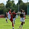 Ein Tor in der Nachspielzeit bescherte der DJK Weiden (in Schwarz-Weiß) zumindest einen Zähler im Topspiel des Ostens gegen die DJK Irchenrieth (in Weiß-Rot).