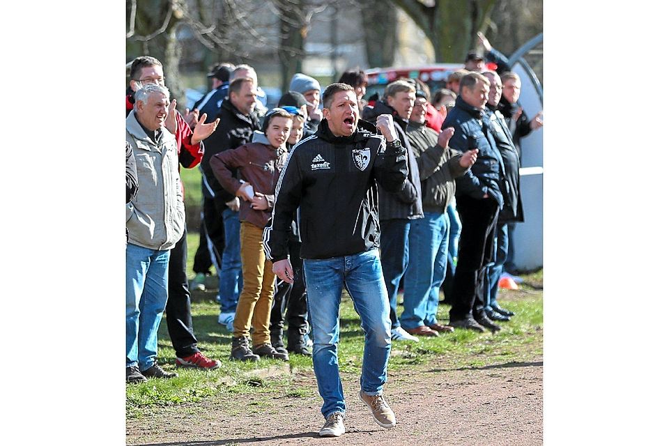 Siegerpose: Der Zehdenicker Manager Ronny Erdmann freut sich hier mit den Fans über den Finaleinzug in Kremmen. Nun allerdings wehrt er sich gegen den Endspielort Altlüdersdorf.  ©Karsten Schirmer