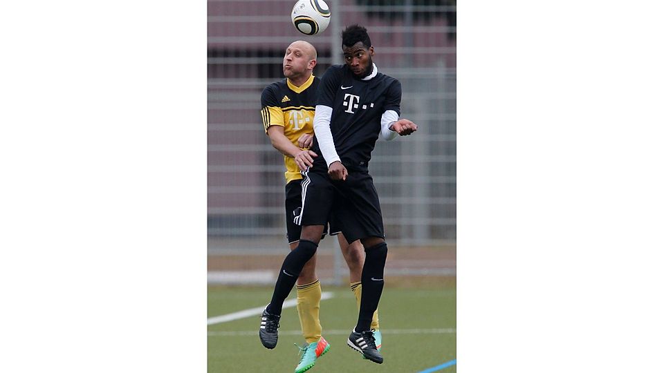 Kickt künftig für den FC Bierstadt: Andre Nkongolo (re.). Archivbild: Rene Vigneron