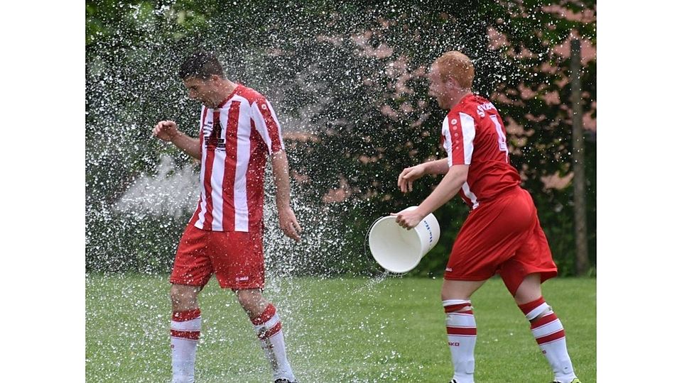 Wasserdusche von Kevin Krause für Lautertals Spielertrainer Andreas Scharbert. 	Foto: Zinn