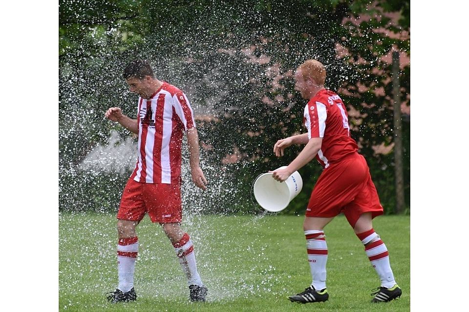 Wasserdusche von Kevin Krause für Lautertals Spielertrainer Andreas Scharbert. 	Foto: Zinn
