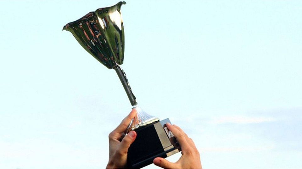Gleich zwei Pokale durften die Nachwuchsspielerinnen des MFFC Wiesbaden in die Höhe recken: Sowohl die B- als auch die C-Jugend war erfolgreich.  F: Rinke