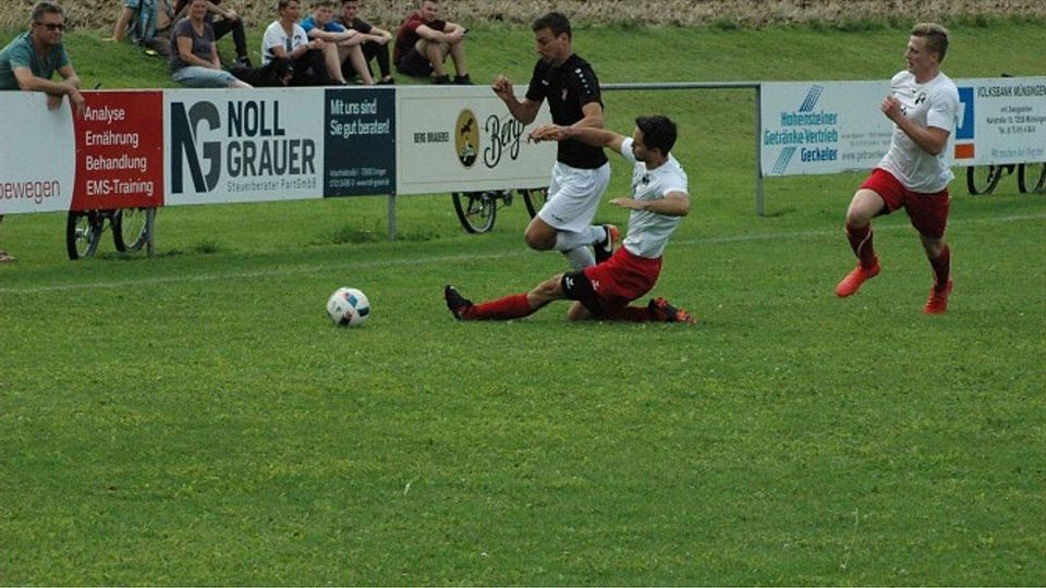 Michael Rippel (schwarzes Trikot) und der Aufsteiger SV Lautertal sind mit sieben Punkten hervoragend in die neue Saison gestartet und sind morgen zu Gast bei der TSG Upfingen.  Pukall