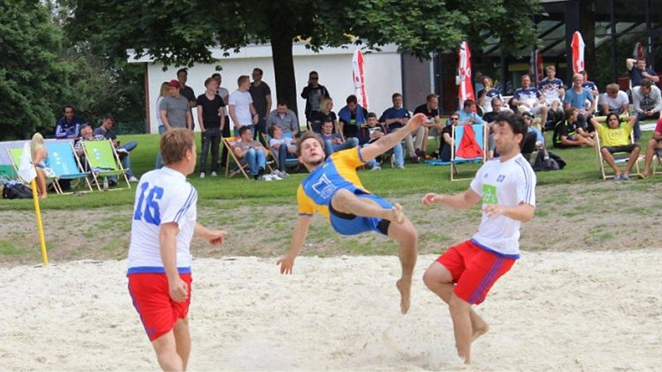 Bavaria Beach Bazis-Mittelfeldmann Denis Leoncelli (m.) gegen den Hamburger SV. Foto: Tanja Rock