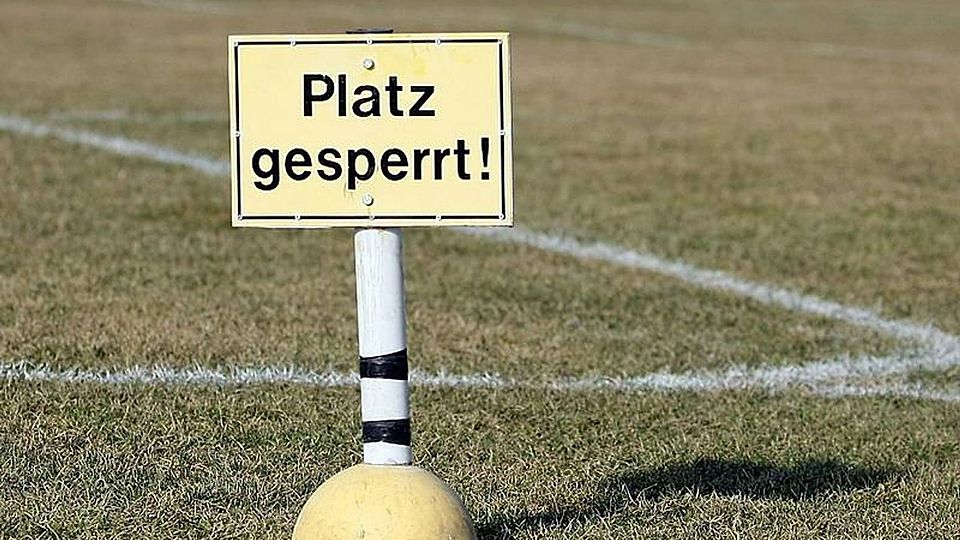 Zu viel Regen: Der Sportplatz in Gebenbach wurde vom Eigentümer, der Gemeinde, gesperrt.