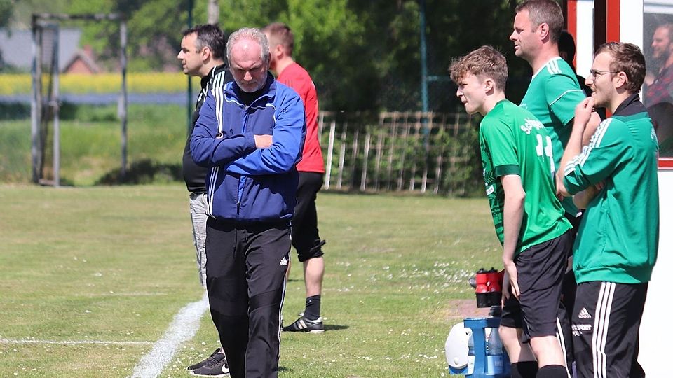 Ein nachdenklicher Schwinger Trainer Günter Schultka.