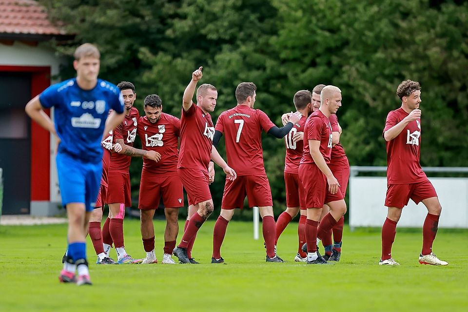 Wenn die Gastgeber jubeln: 4:3 konnte sich der SV Klingsmoos von Spielertrainer Johannes Kranner (Mitte) gegen den TSV Rain II durchsetzen.