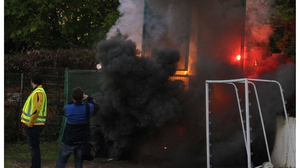 Am Eingangstor Nordstraße haben Störenfriede Rauchbomben und Bengalfeuer in den Stadioninnenraum geworfen. Foto: Frank Korn