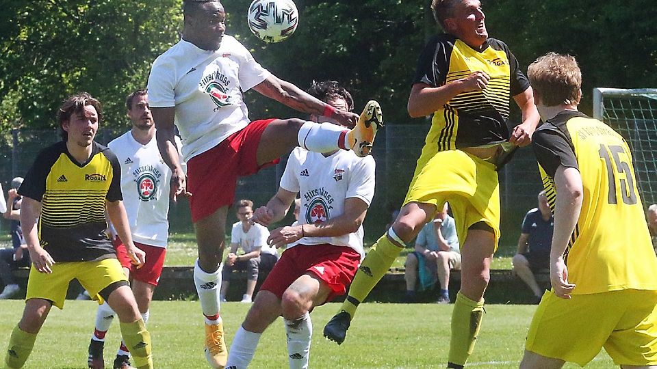 Mit unbekanntem Ziel hat Thankgod Asoegwu (am Ball) den Kreisliga-Aufsteiger Rot-Weiß Bad Tölz verlassen.