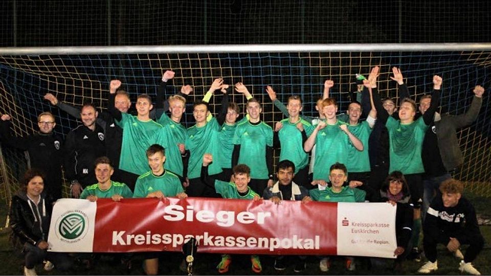 Den Pokalsieg feiern die A-Junioren des SC Germania Erftstadt-Lechenich in Feytal.Fotos: Kühlborn