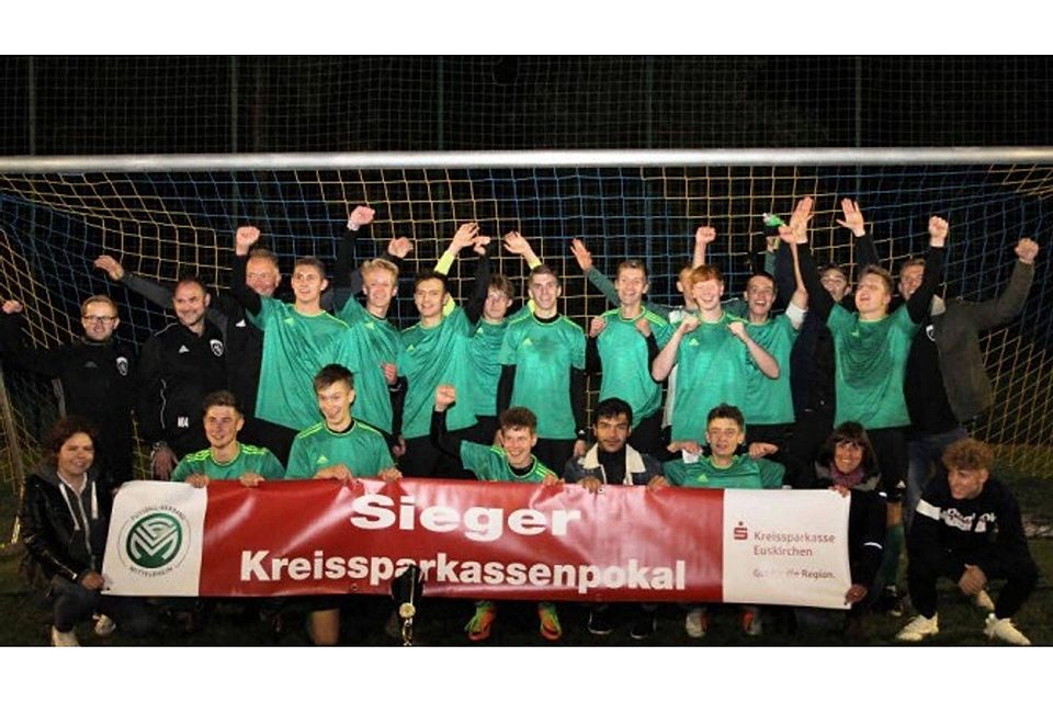 Den Pokalsieg feiern die A-Junioren des SC Germania Erftstadt-Lechenich in Feytal.Fotos: Kühlborn