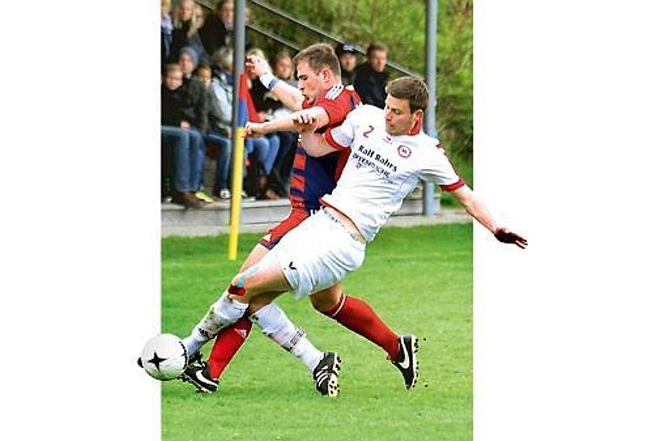 Ein packendes Duell boten sich der TuS Obenstrohe (rotes Trikot) und VfL Wildeshausen. Friedhelm Müller-Düring